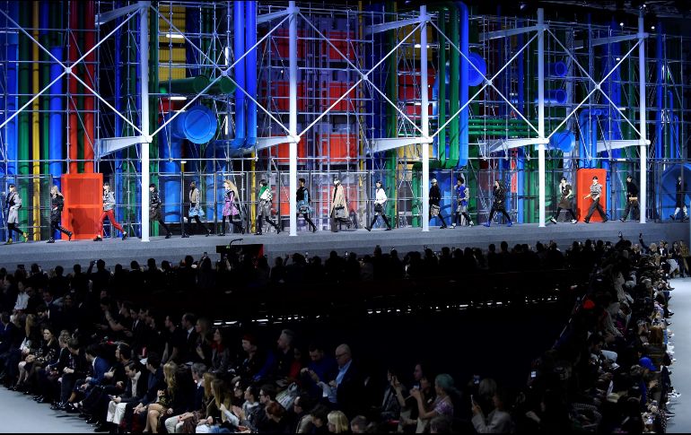 Modelos lucen unas creaciones de la colección Otoño/Invierno 2019/2020 de la firma Louis Vuitton durante la Semana de la Moda de París, este martes, en Francia. EFE / Julien De Rosa