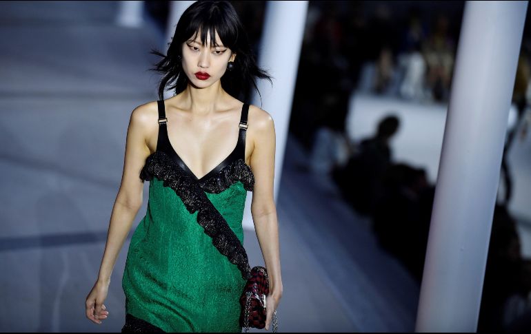 Una modelo luce una creación de la colección Otoño/Invierno 2019/2020 de la firma Louis Vuitton durante la Semana de la Moda de París, este martes, en Francia. EFE/ Julien De Rosa