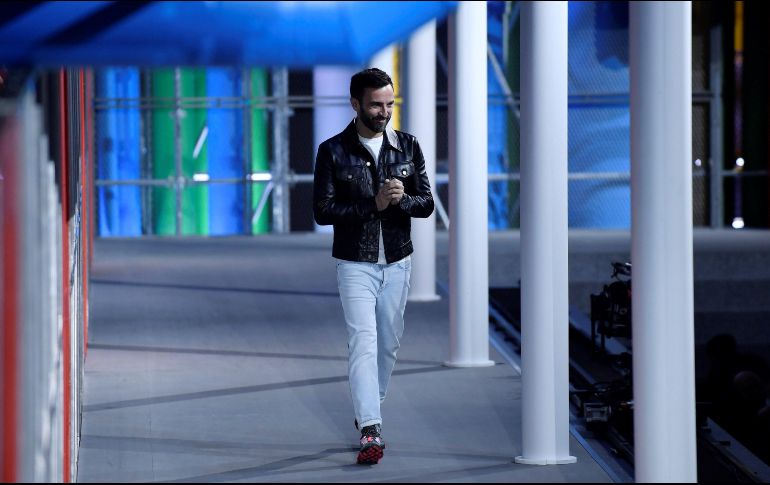 El diseñador francés Nicolas Ghesquiere saluda al público tras presentar sus creaciones de la colección Otoña/Iniverno 2019/2020 para la firma Louis Vuitton durante la Semana de la Moda de París, este martes, en Francia. EFE/ Julien De Rosa