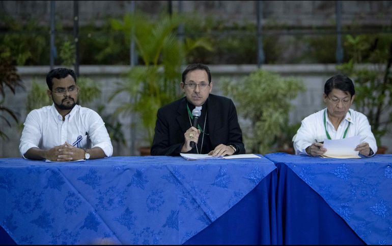 El líder universitario Max Jerez (i), el nuncio apostólico Waldemar Stanislaw (c), y el canciller de Nicaragua Denis Moncada (d), participan de una conferencia de prensa este martes. EFE/J. Torres