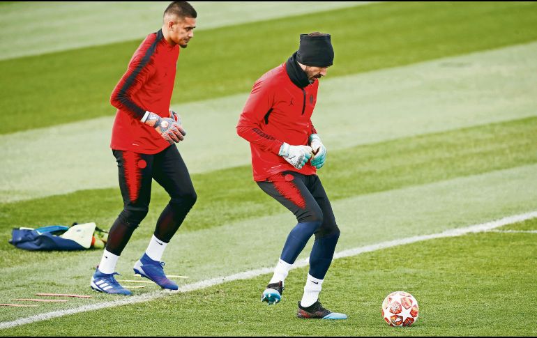 Los arqueros del PSG Alphonse Areola y Gianluigi Buffon afinan detalles. REUTERS