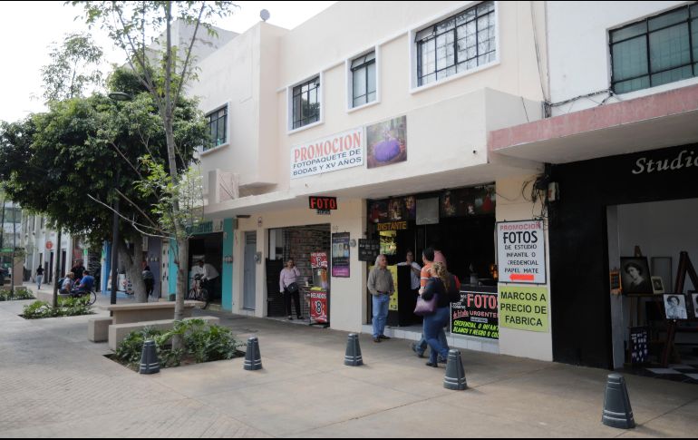 A lo largo del Paseo Alcalde existen 910 comercios, en su mayoría negocios tradicionales de la zona, como estudios fotográficos, farmacias, zapaterías y neverías. EL INFORMADOR/Archivo