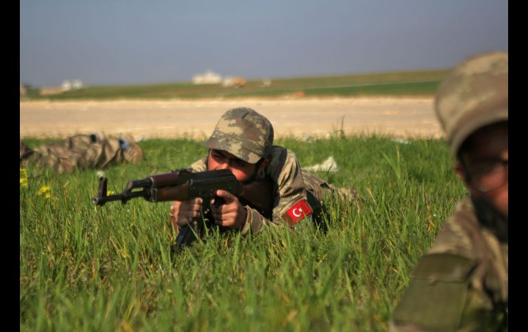 Combatientes respaldados por fuerzas turcas participan en un entrenamiento en barracas militares, ubicadas al norte de la población siria de Manbij. AFP/B. Alkasem
