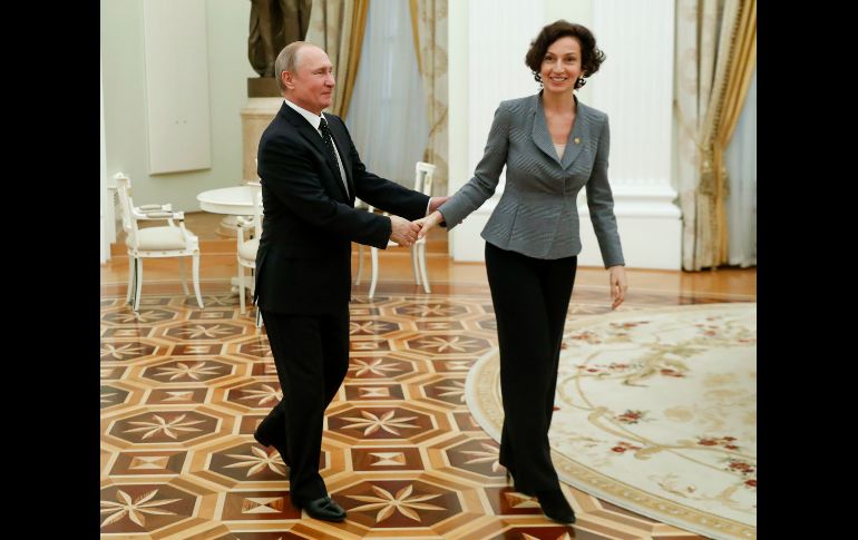 El presidente de Rusia, Vladimir Putin, saluda a la directora general de la UNESCO, Audrey Azoulay, durante su reunión en el Kremlin en Moscú. AP/P. Golovkin
