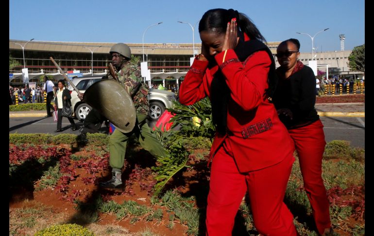 Policías dispersan a trabajadores de Kenya Airways en el aeropuerto internaciona Jomo Kenyatta, derca de Nairobi, durante una disputa laboral que provocó la cancelación de vuelos. REUTERS/T. Mukoya