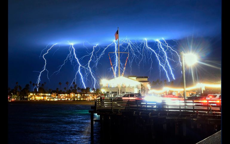 Así se vio la tormenta del martes sobre Santa Bárbara, California. AP/Departamento de Bomberos del Condado de Santa Bárbara/Mike Eliason