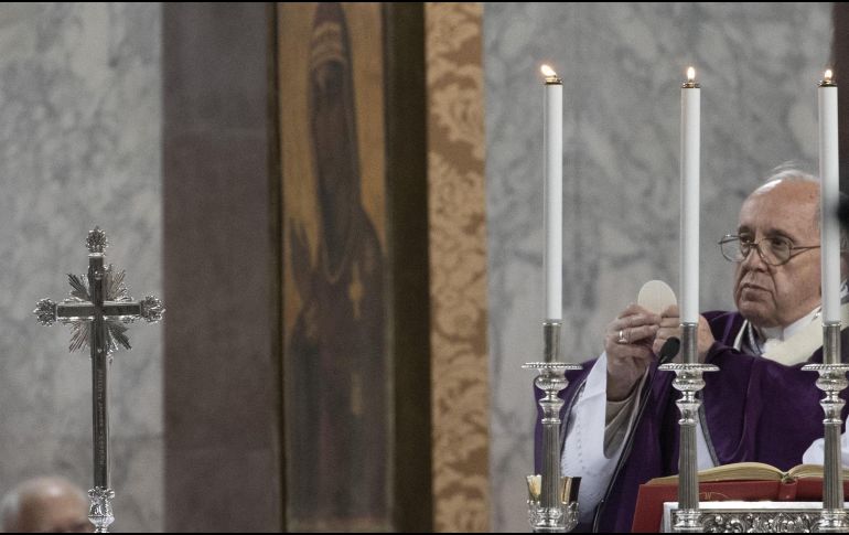 El Papa Francisco oficia una misa en la Basílica Santa Sabina con motivo del Miércoles de Ceniza. EFE/M. Brambatti