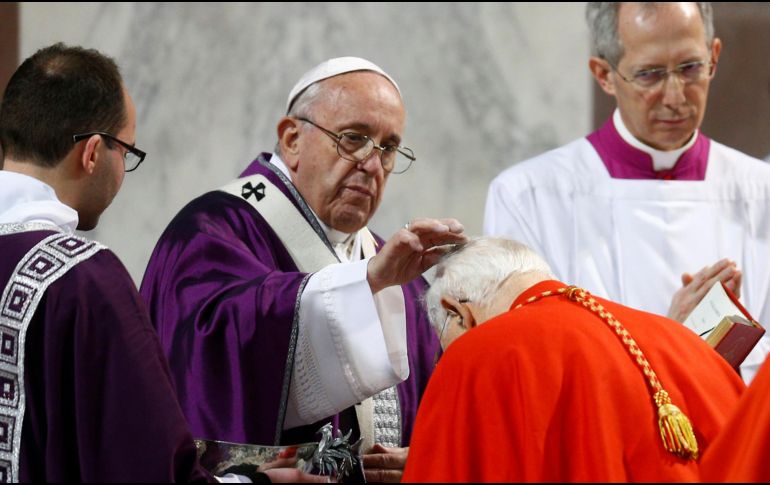 El Papa Francisco oficia una misa en la Basílica Santa Sabina con motivo del Miércoles de Ceniza. REUTERS/Y. Nardi