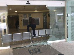 Las balas impactaron la puerta principal del hospital que quedó destruida, así como ventanales del segundo piso. TWITTER/@elahoratams