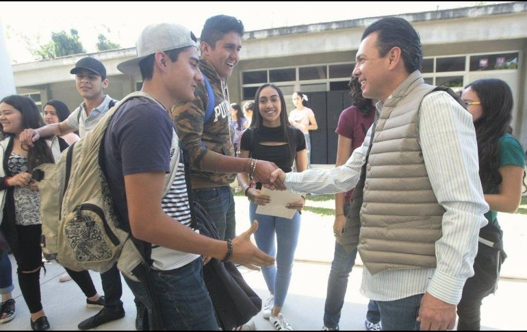 Lemus señaló que el Gobierno Municipal recuperará la banqueta circundante al plantel educativo sobre la calle 5 de Mayo, desde la preparatoria 15 hasta el centro de San Juan de Ocotán. TWITTER/ @PabloLemusN