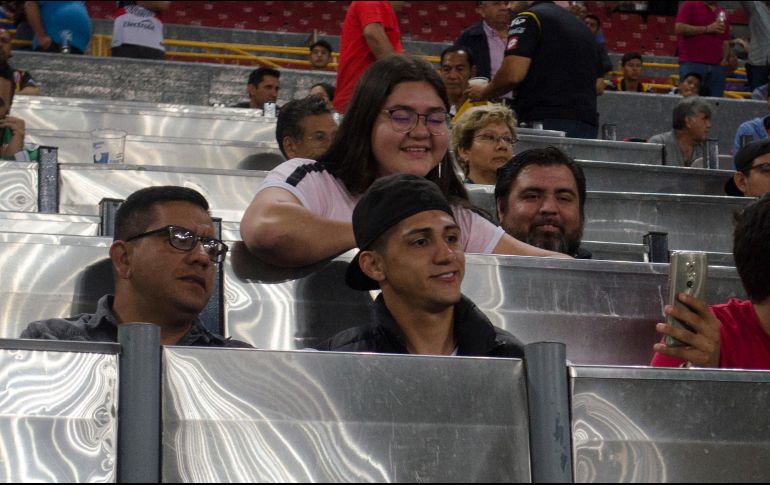 Alan Pulido acudió al estadio Jalisco como aficionado al futbol; en la tribuna accedió a fotografiarse con quienes se lo pidieron. ESPECIAL