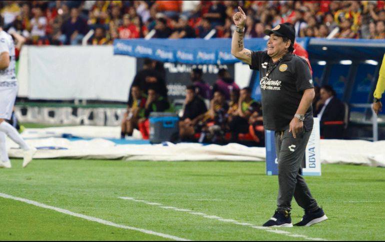 Maradona correspondió a los fanáticos de la UdeG al destacar su buen comportamiento en el juego que terminó empatado 0-0. ESPECIAL/G. Lugo