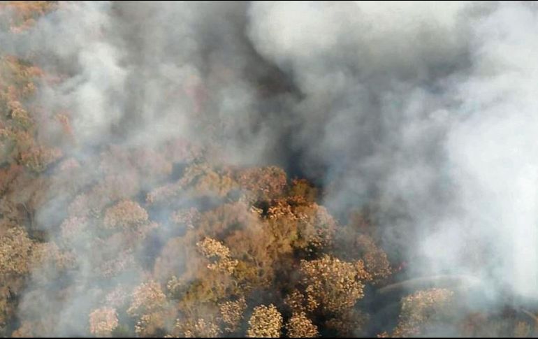 El incendio fue combatido con ayuda de casi 100 elementos, el helicóptero “Tláloc” y más de 25 vehículos. ESPECIAL