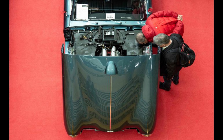 Visitantes inspeccionan el motor de un Aston Martin DB 2/4 en una feria de autos antiguos en Stuttgart, Alemania. AFP/DPA/F. Sommer