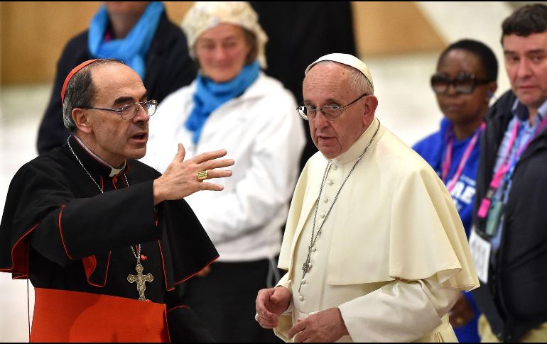 Philippe Barbarin (izq) y el Papa Francisco (der) durante una conferencia en noviembre de 2016. AFP / ARCHIVO
