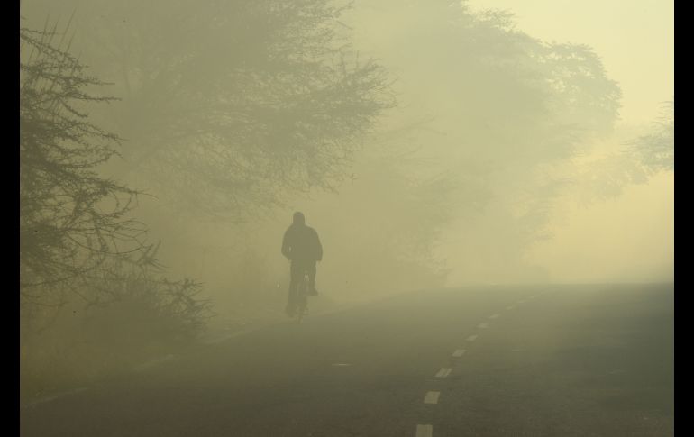 Un hombre transita entre una capa de contaminación en Gurgaon, India. La ciudad ocupa el primer lugar entre las más contaminadas del mundo en 2018, según un informe de IQ AirVisual dado a conocer esta semana. AFP/D. Faget