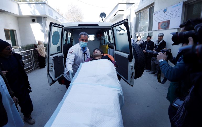 Un herido es trasladado al hospital tras un ataque con morteros en las proximidades de un evento de la minoría chií hazara en Kabul, Afganistán. EFE/J. Jalali