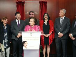 Ifigenia Martínez esperó paciente por poco más de dos horas para recibir su reconocimiento. TWITTER / @senadomexicano