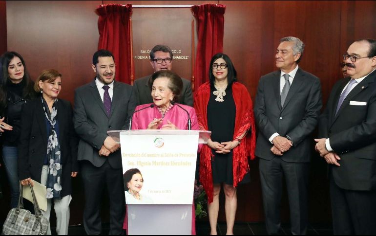 Ifigenia Martínez esperó paciente por poco más de dos horas para recibir su reconocimiento. TWITTER / @senadomexicano