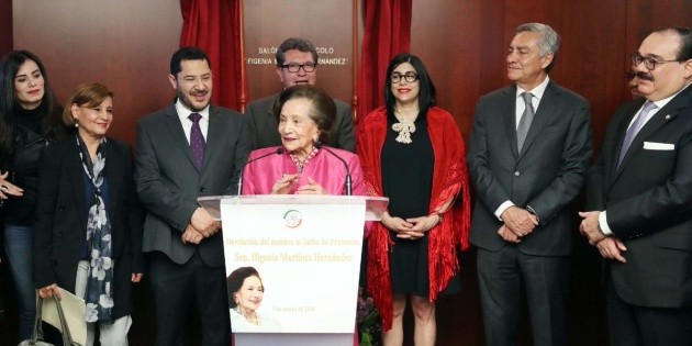 Ifigenia Mart&iacute;nez recibe medalla Sor Juana In&eacute;s en San L&aacute;zaro