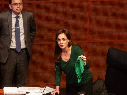 La senadora Lilly Téllez, de Morena, pidió el turno de palabra para denunciar que los legisladores de MC le había colocado un pañuelo verde en su escaño. NTX / J. Espinosa