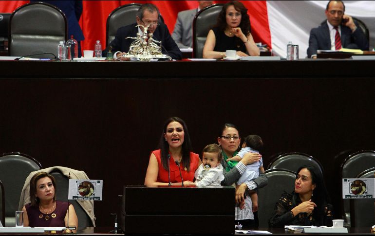 Junto a Nayeli Salvatori subió la diputada Érika Vanessa del Castillo, ambas cargando a sus respectivos bebés. NTX/F. Estrada