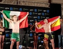 El mexicano Álvaro Herrera y el español Ignacio Capella, quienes protegonizan el combate estelar, acapararon los reflectores. EL INFORMADOR / D. Reos