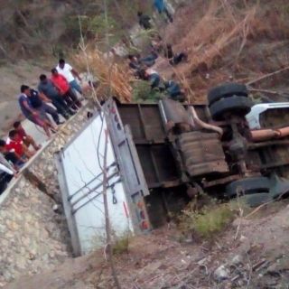 Al menos 25 migrantes muertos, tras volcarse camión en Chiapas