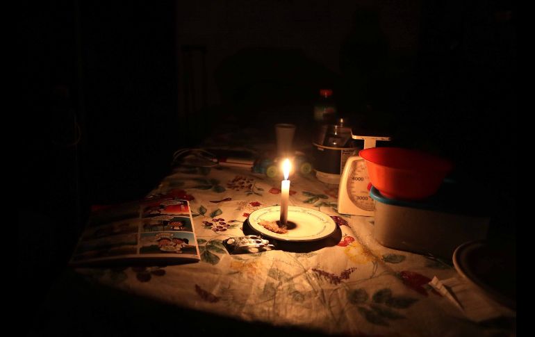 Una mesa iluminada por una vela.
