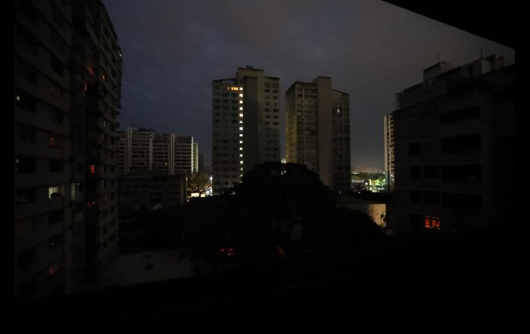El corte de energía afecta a 22 de los 23 estados del país, según reportes de medios locales. Edificios con luces de emergencia este jueves en Caracas.