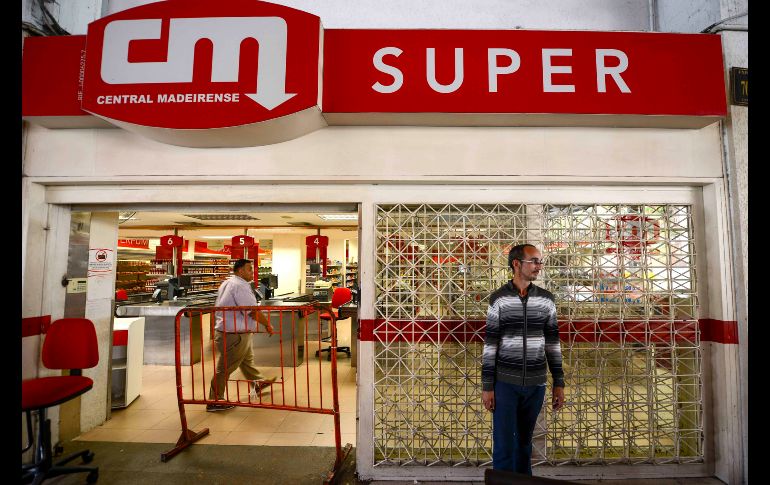 Un supermercado cerrado.