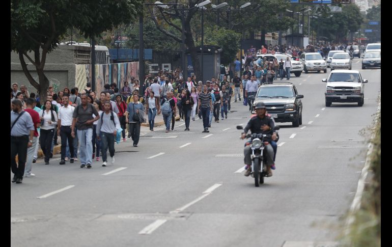 Habitantes se trasladan a pie e invaden calles en Caracas ante la suspensión del servicio de metro.