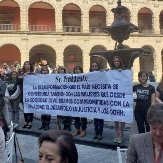 Mujeres despliegan manta en Palacio Nacional