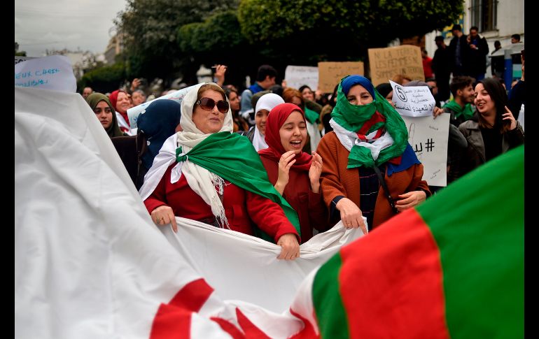 Una multitud marcha en Argel, Argelia. Miles de personas salieron a protestar contra la decisión de optar a un quinto mandato del presidente, Abdelaziz Bouteflika. AFP/R. Kramdi