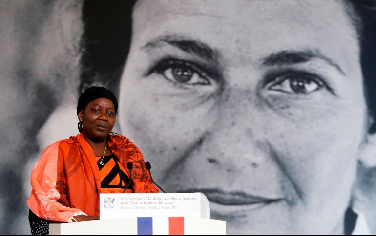 La activista camerunesa Aissa Doumara Ngatansou pronuncia palabras de agradecimiento tras recibir el premio Simone Veil en un acto en el Palacio del Elíseo, en París. El premio reconoce su lucha contra los matrimonios forzados y otros tipos de violencias contra niñas y mujeres. AFP /T. Camus