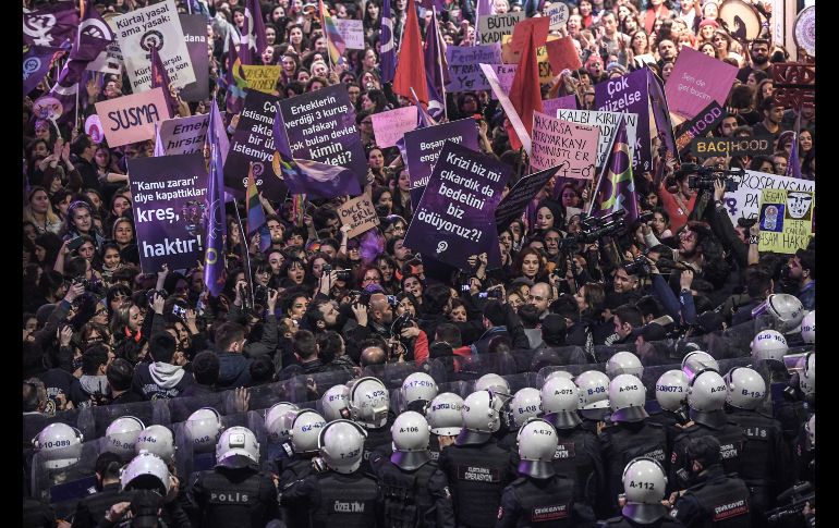 En Estambul, la policía turca disparó gases lacrimógenos contra miles de mujeres que se concentraron en un desafío a la prohibición de esta manifestación. AFP/O. Kose