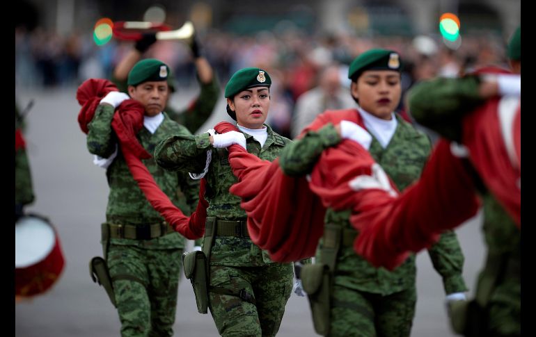 Mujeres militares en la ceremonia a la bandera en la plaza del Zócalo de Ciudad de México. EFE/Presidencia de México