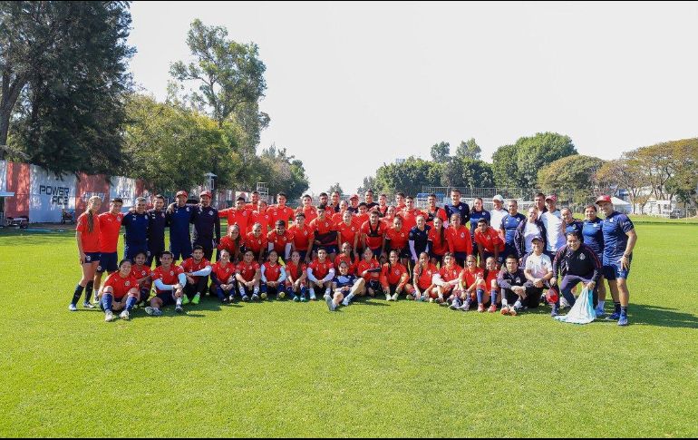 El encuentro se disputó en dos tiempos de 15 minutos, con dos equipos diferentes jugando cada mitad.TWITTER/@Chivas