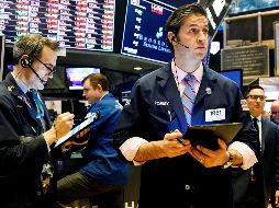 Agentes trabajan, este viernes, en la bolsa de Nueva York. EFE/J. Lane