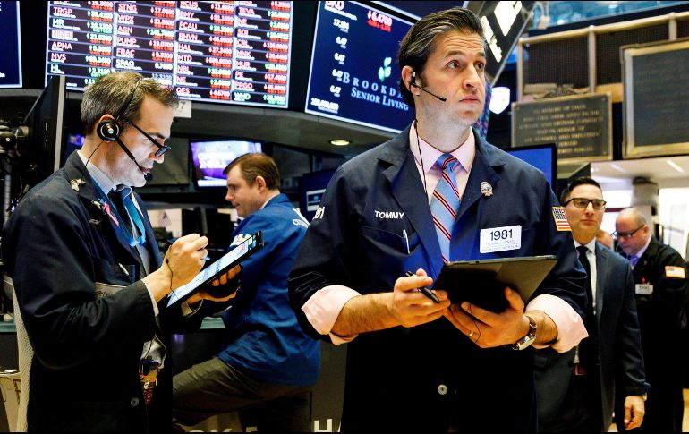 Agentes trabajan, este viernes, en la bolsa de Nueva York. EFE/J. Lane