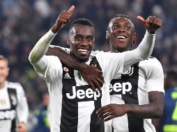 Matuidi (C) celebra con Mose Kean, que aprovechó la ausencia de los titulares para mostrarse con un doblete. EFE/A. di Marco