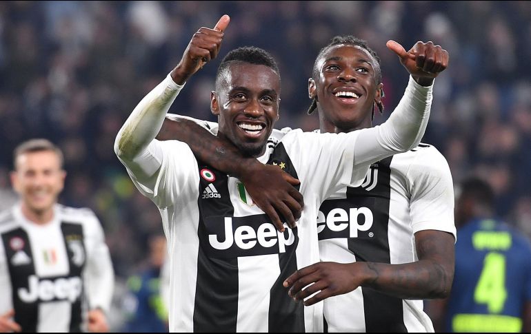 Matuidi (C) celebra con Mose Kean, que aprovechó la ausencia de los titulares para mostrarse con un doblete. EFE/A. di Marco
