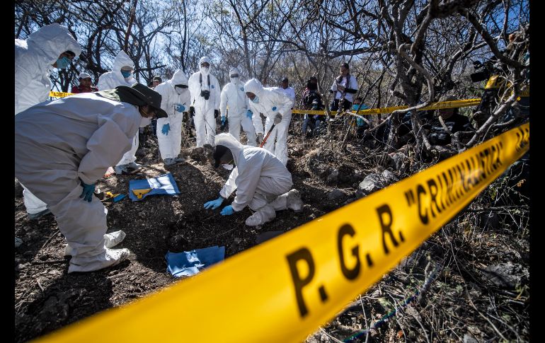 Peritos trabajan en la exhumación de restos. AFP/P. Pardo