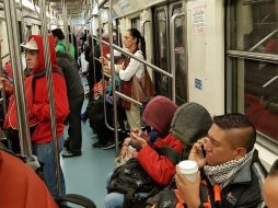 En redes sociales, se difundió una imagen de Claudia Sheinbaum trasladándose en uno de los vagones. TWITTER