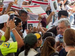 Se acercaron al mandatario federal algunos habitantes para dejar sus solicitudes de apoyo o tomarse una fotografía con él. NTX/J. Pazos