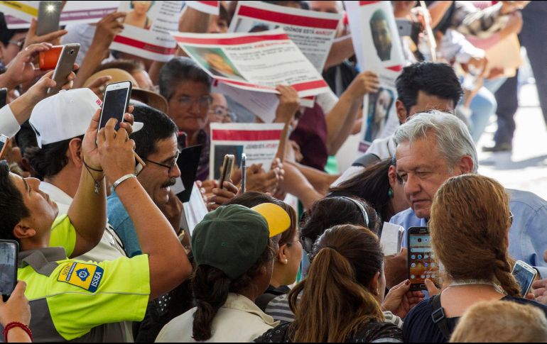 Se acercaron al mandatario federal algunos habitantes para dejar sus solicitudes de apoyo o tomarse una fotografía con él. NTX/J. Pazos