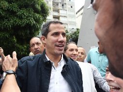 El jefe del Parlamento de Venezuela, Juan Guaidó (c), y su esposa, Fabiana Rosales (d), participan en una manifestación con motivo del Día Internacional de la Mujer. EFE/R. Martínez
