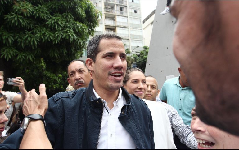 El jefe del Parlamento de Venezuela, Juan Guaidó (c), y su esposa, Fabiana Rosales (d), participan en una manifestación con motivo del Día Internacional de la Mujer. EFE/R. Martínez