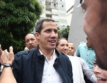 El jefe del Parlamento de Venezuela, Juan Guaidó (c), y su esposa, Fabiana Rosales (d), participan en una manifestación con motivo del Día Internacional de la Mujer. EFE/R. Martínez