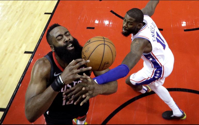 James Harden (#13) tuvo su trigésimo juego del año con 30 puntos o más. AP/D. Phillip